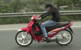 Nam thanh niên chạy xe máy trên cao tốc Nội Bài được dân mạng "truy tìm" sáng nay