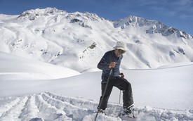 Người đàn ông bước 20.894 trên tuyết để vẽ hình Land Rover