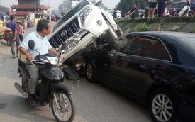 Đang đỗ dưới đê, Toyota Camry bất ngờ bị Land Cruiser Prado rơi trúng đầu