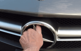 Tháo logo ngôi sao Mercedes-Benz trong 1 nốt nhạc - Chủ xe cần cảnh giác