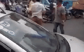 Bị CSGT phạt, tài xế taxi định bỏ đi nhưng không thành rồi còn kêu: "Cảnh sát đánh người"
