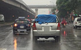 Đi ô tô mà vẫn phải mặc áo mưa: Hình ảnh trên phố Hà Nội khiến bao người bật cười