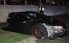 Lamborghini Huracan bị xẻ làm đôi sau va chạm với cột đèn đường