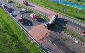 Xe tải lật nhào, 12 tấn sữa chocolate đổ ra cao tốc khiến giao thông ngưng trệ