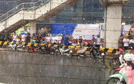 Hà Nội mưa dông lớn, hình ảnh trú mưa của người đi đường lại thành chủ đề gây tranh cãi