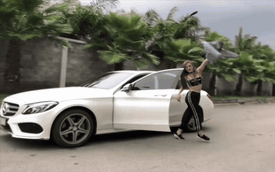 Sau màn đá cốp kì dị, Phương Trinh Jolie khoe khả năng múa theo “xe tự lái” Mercedes-Benz C300 AMG