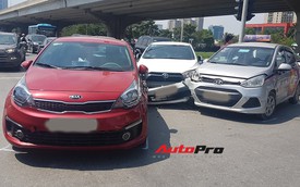 Toyota Yaris bị kẹp giữa xe taxi và Kia Rio giữa trưa nắng tại Hà Nội
