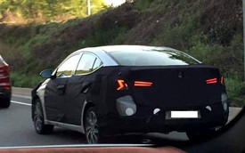 Hyundai Elantra bản nâng cấp facelift mới lộ ảnh thử nghiệm đầu tiên trên đường phố