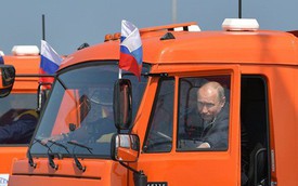 Lý do ông Putin không phạm luật dù không thắt dây an toàn khi lái xe tải khánh thành cầu Crưm