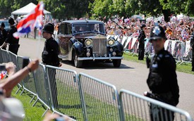 Tân nương hoàng gia Anh ngồi xe hoa Rolls-Royce Phantom IV tới lễ đường