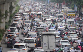 Đường phố Hà Nội tắc nghẽn, hàng ngàn phương tiện bủa vây nhau trong ngày đầu người dân đi làm sau kỳ nghĩ lễ