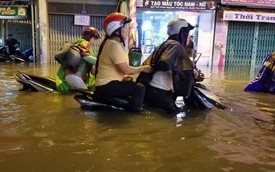 Clip trận ngập nặng nhất ở Sài Gòn từ đầu mùa: Khổ sở dắt những chiếc xe máy chìm dưới nước như “tàu ngầm”