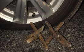 Hàng loạt những "bông hoa sắt" có thể chọc thủng lốp ô tô xuất hiện trên đường khiến cánh tài xế hoang mang