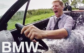 Góc chống nóng ngày hè: Biến xe mui trần BMW thành bồn tắm, vừa đi vừa ngâm xà phòng