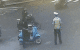 Thanh niên điên cuồng vung gậy đánh cảnh sát giữa ngã tư