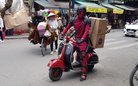 Deadpool đang “bon bon” Vespa trên phố Hà Nội bỗng chết máy, đạp mãi mới nổ