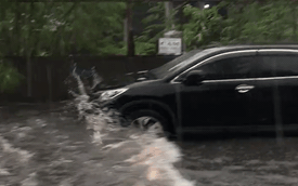 Sài Gòn: Mưa lớn gây ngập nặng, chủ xe ô tô nơm nớp lo sợ khi đỗ ngoài đường