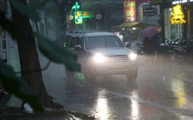Giữa ban ngày mà Sài Gòn bỗng tối sầm vì mưa lớn, người dân phải bật đèn di chuyển trên đường