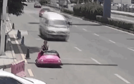 Lái xe đụng hồng cute ra đường, người phụ nữ bí ẩn gây sốt mạng xã hội