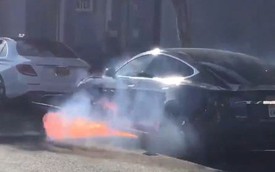 Đang yên đang lành, Tesla Model S tự bốc cháy khi đang vận hành