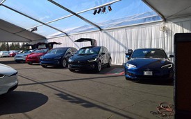 Hết chỗ, Tesla lắp ráp Model 3 trong... lều ngoài nhà máy
