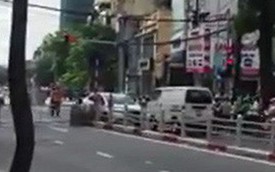 Màn đối đầu giữa hai ô tô trên phố Hà Nội khiến dân mạng hồi hộp theo dõi
