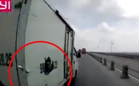 Hà Nội: Xe tải tạt đầu văng cả gương xe khác đang đi cùng chiều trên cầu Thanh Trì rồi chạy mất