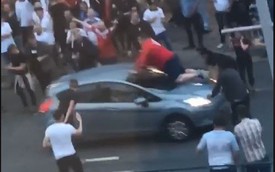 Ăn mừng chiến thắng của Anh tại World Cup, fan cuồng nhảy lên mũi xe ăn mừng, nhận cái kết đắng