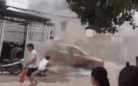 Clip: Giải cứu không thành, Ford Focus cháy rụi sau khi lùi qua bãi rác tại Thanh Hoá