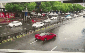 Vừa thuê Ferrari 458 bạc tỉ được vài phút, thiếu nữ đã biến siêu xe thành đống đổ nát