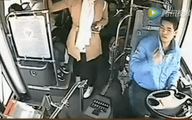 Tức giận vì bị tài xế nhắc nhở, cô gái trẻ liền đạp chân phanh xe buýt đang chạy khiến hành khách hoảng loạn