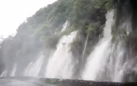 Clip: Nước lũ đổ như thác xuống đường tạo nên cảnh tượng vừa đáng sợ vừa kỳ vĩ ở Hà Giang