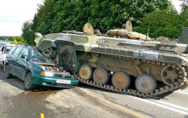 2 ông cháu may mắn thoát nạn khi xe tăng mất lái, chạy rông trên đường