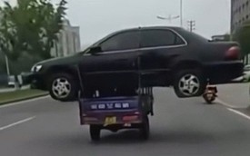 Trung Quốc: Thanh niên bị phạt 1300 tệ vì chở nguyên một chiếc ô tô bằng xe ba gác