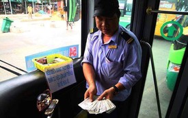 Chuyến xe bus với rổ tiền đầy tình người giữa Sài Gòn: "Quên mang tiền lẻ thì cứ lấy đủ để mua vé"
