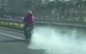 Nữ ninja phóng xe máy đang bốc khói không khác gì tàu hỏa trên đường cao tốc