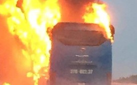 Xe khách bốc cháy ngùn ngụt sau tiếng nổ, hàng chục hành khách hoảng loạn