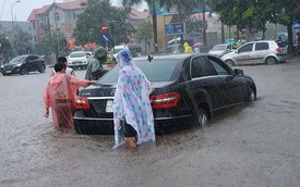Chùm ảnh: Sau đêm mưa lớn, Hà Nội ngập bốn bề, xe cộ chết máy la liệt