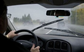5 thứ cần kiểm tra sau khi lái xe trong mưa lũ