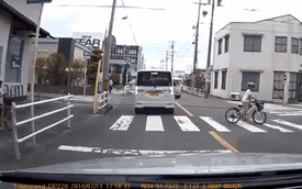 Đánh lái lấn làn để cứu em bé qua đường - Pha xử lý thông minh của tài xế Nhật Bản
