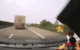 Dừng xe trên đường cao tốc, hai người đàn ông gặp tai nạn kinh hoàng
