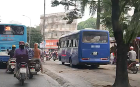 Hà Nội: Xe khách leo vỉa hè phóng vù vù theo style xe máy khiến nhiều người hoảng hốt