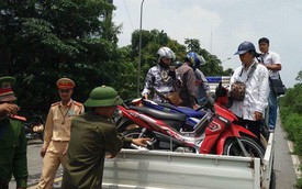CSGT Hà Nội dùng xe chuyên dụng đưa dân qua vùng ngập