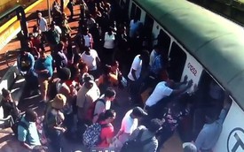 Bước hụt chân, người phụ nữ mắc kẹt dưới đường ray tàu hỏa, cả cộng đồng tới đẩy tàu giải cứu