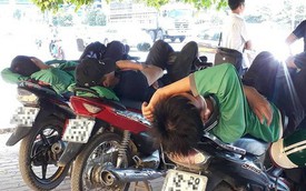 Ảnh: Những giấc ngủ trưa nhọc nhằn dưới tán cây, gầm cầu của người lao động trong đợt nắng nóng đỉnh điểm ở Thủ đô
