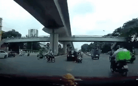 Cảnh xe máy không người lái lao thẳng vào cột cầu đường khiến chàng trai "muối mặt"