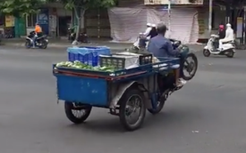 Clip: Thanh niên bán trái cây bốc đầu xe ba gác qua ngã tư gây xôn xao MXH