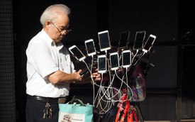 Gừng càng già càng cay: Ông lão gắn 11 smartphone vào xe đạp đi khắp nơi để bắt Pokemon