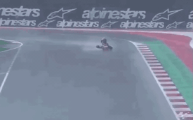 Clip: Gặp tai nạn, tay đua MotoGP vẫn bình tĩnh "lướt" xe như không