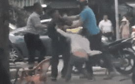 Va chạm giao thông, 2 thanh niên lao vào đánh nhau, người đàn ông ngoại quốc dừng xe can ngăn